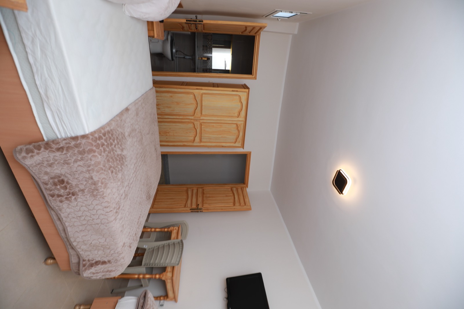 Chambre Double — grand lit double, TV, armoire